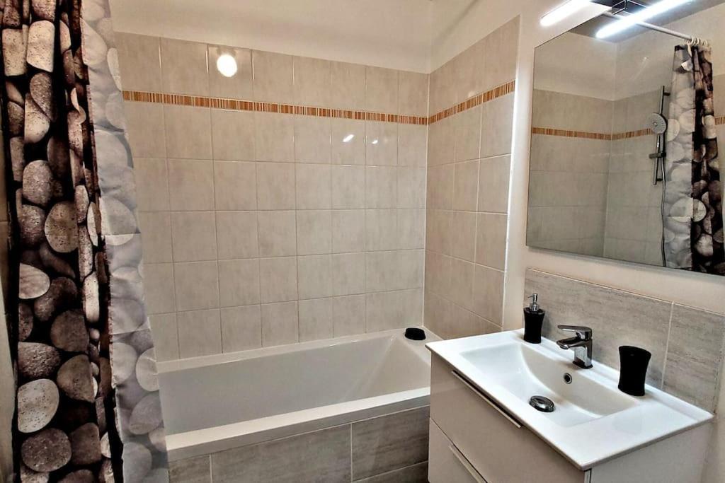 Logement Entier : Appartement Монтеврен Экстерьер фото